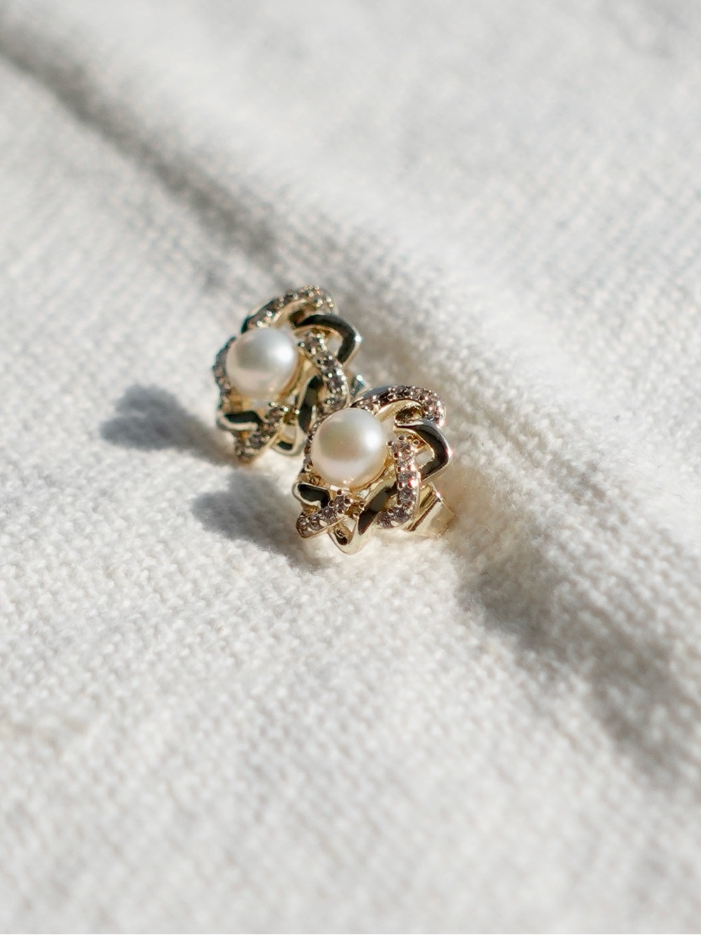 NEW! Pearl and Crystal Flower Stud Earrings - Gold Tone - Picture 2 of 3
